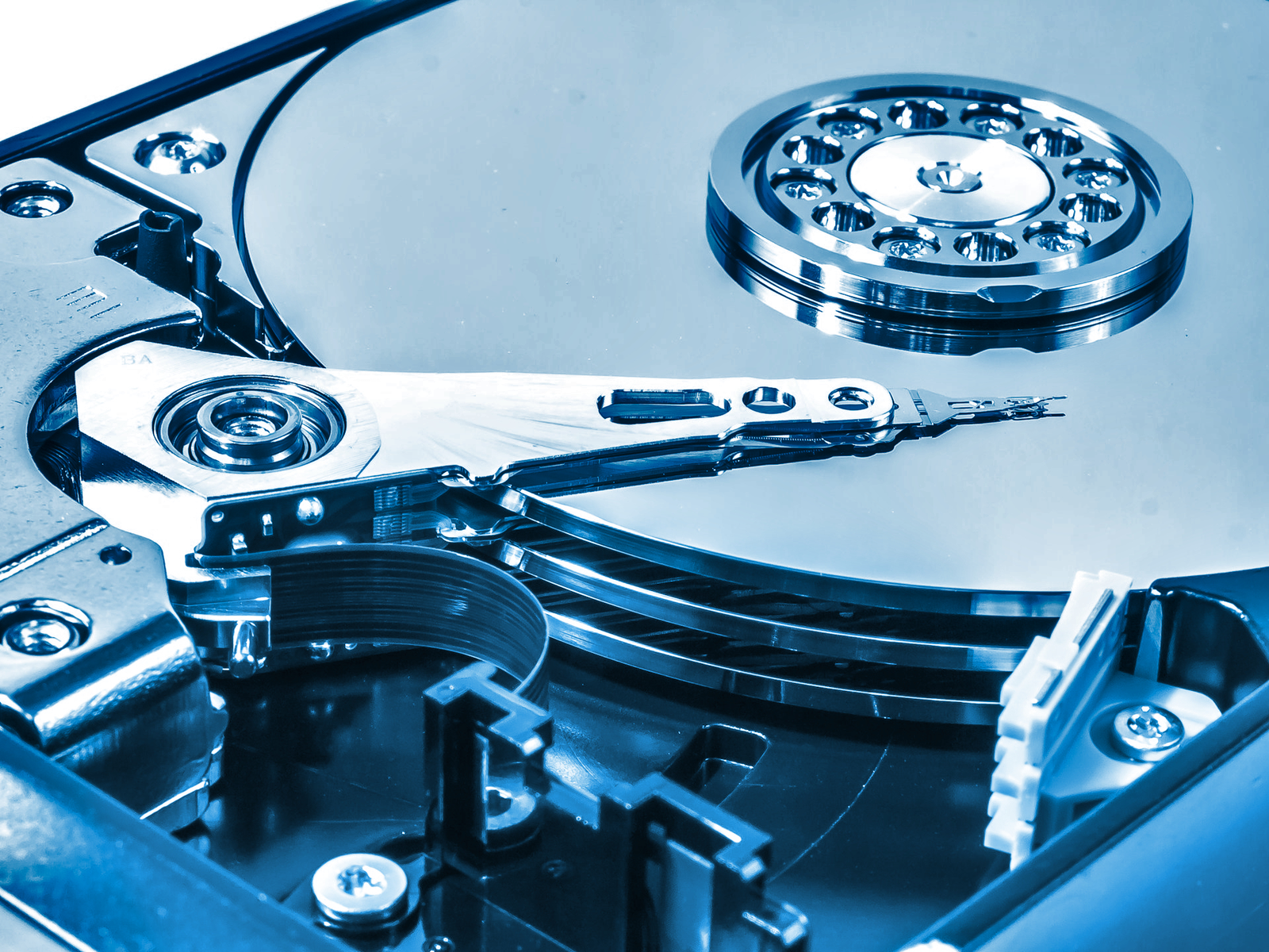 Interfata web OpenMediaVault cu panoul de administrare pentru disk-uri si retea